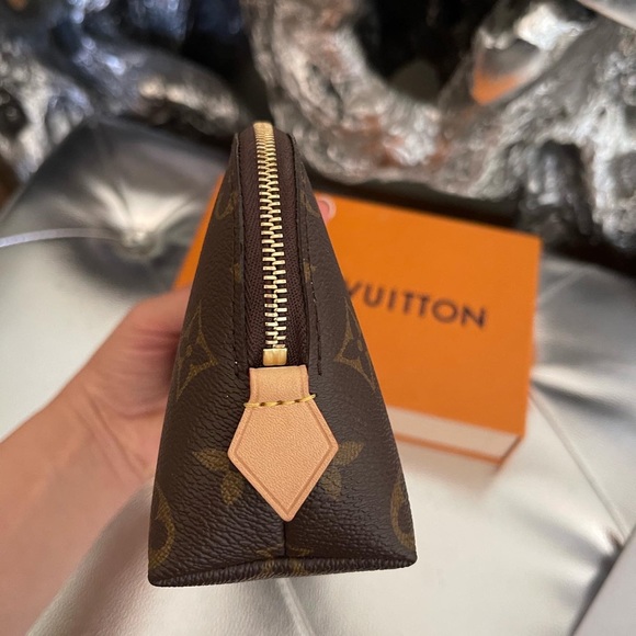 Louis Vuitton Makeup Bag - Picture 6 of 8